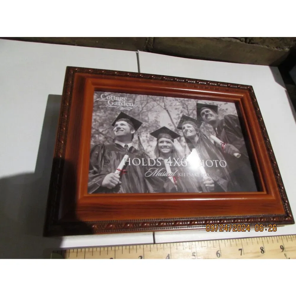 MUSICAL KEEPSAKE PHOTO BOX COTTAGE GARDEN JEWERLY BOX PLAYS WONDERFUL WORLD NEW